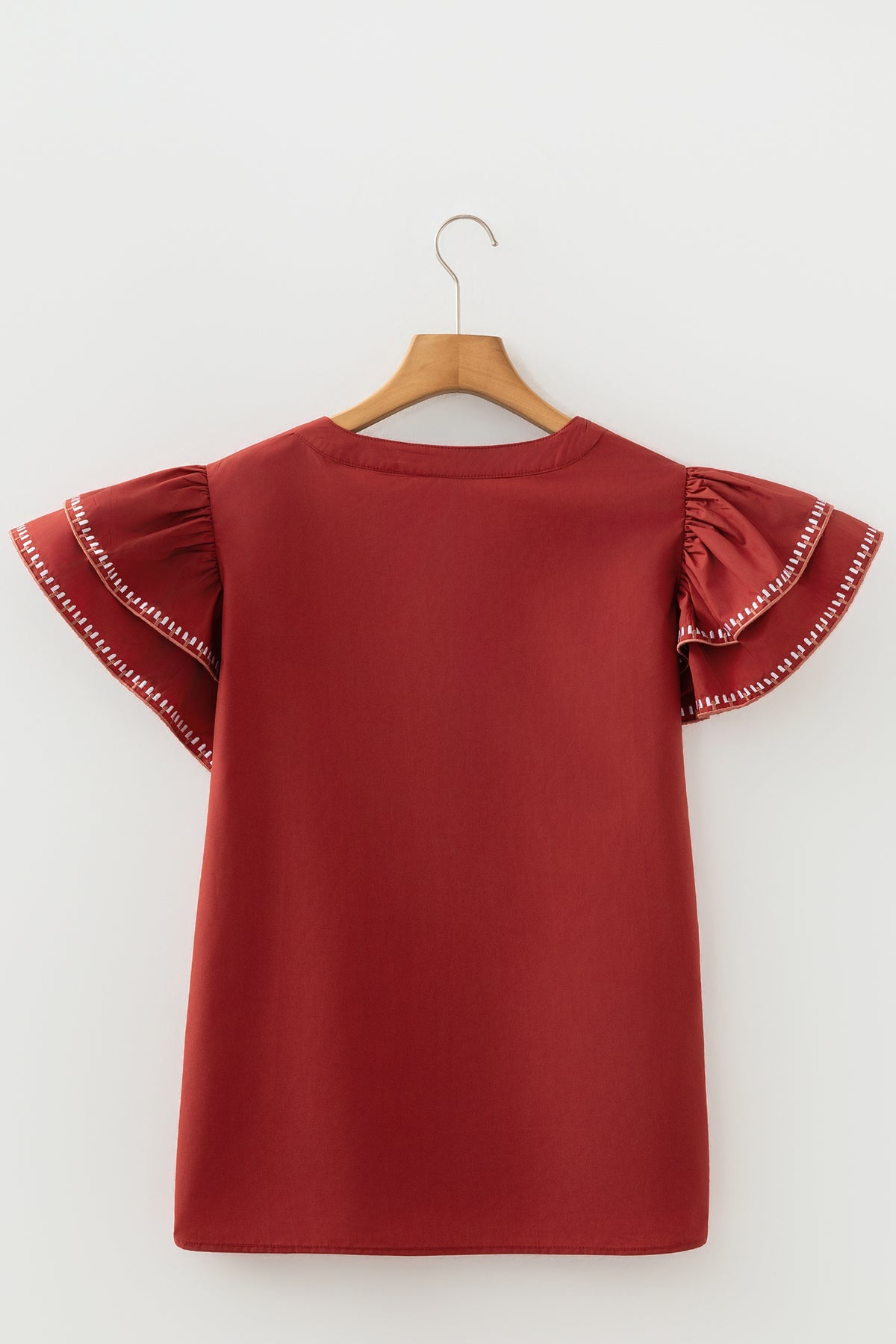 Blusa de cuello en V con mangas acampanadas y ribete de contraste color arcilla