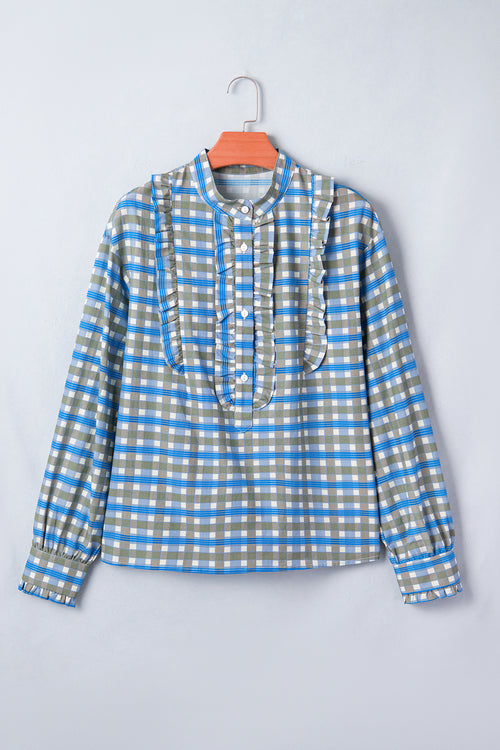 Blusa de manga larga a cuadros azul cielo con detalle de volantes y medio botón.