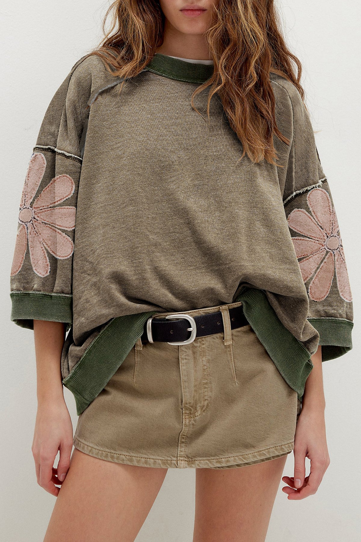 Top oversize de manga 3/4 con estampado floral y costuras sin rematar de Breen Mineral Wash.