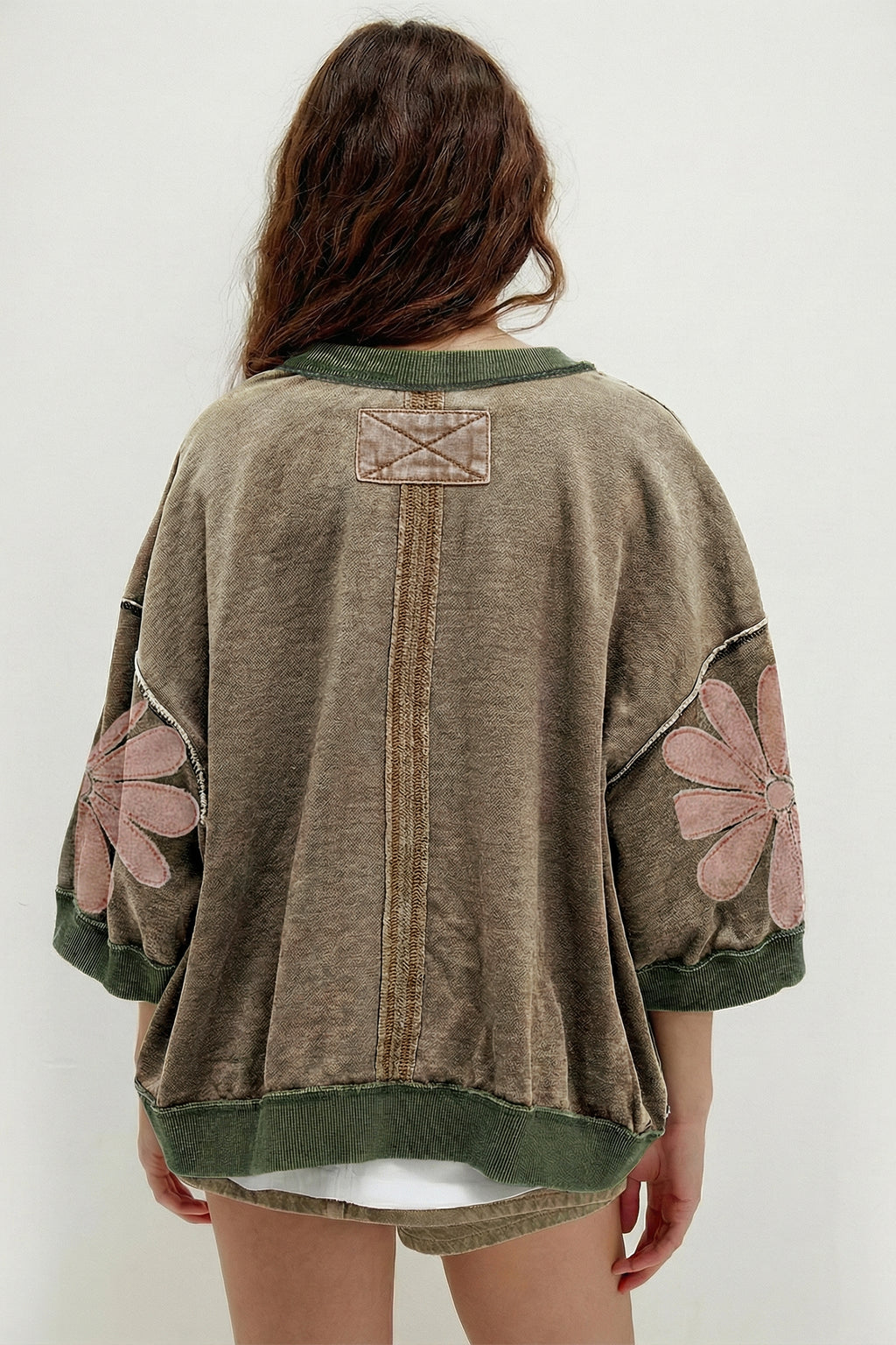 Top oversize de manga 3/4 con estampado floral y costuras sin rematar de Breen Mineral Wash.