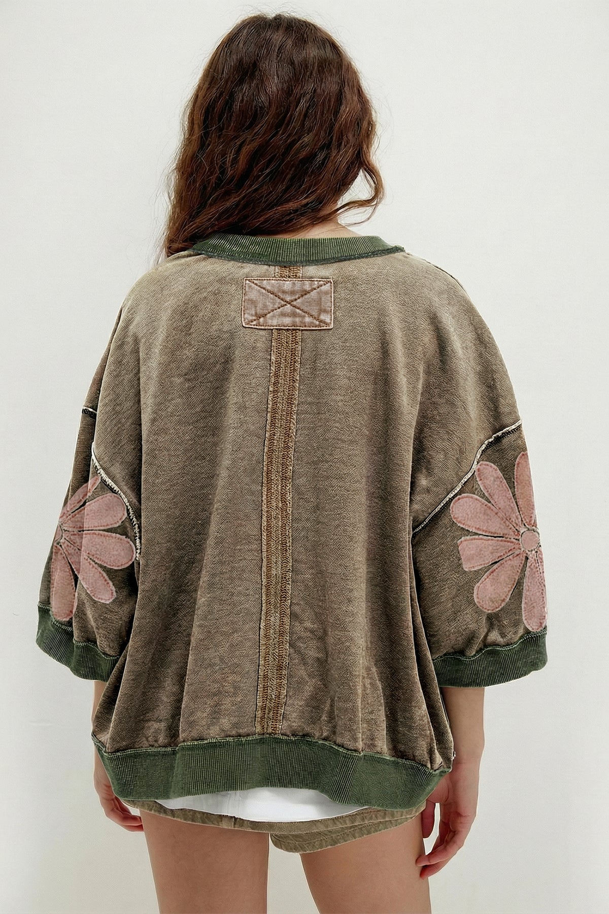 Top oversize de manga 3/4 con estampado floral y costuras sin rematar de Breen Mineral Wash.