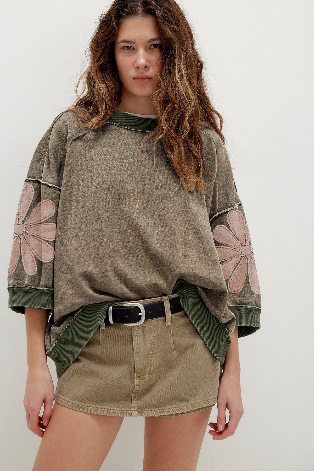 Top oversize de manga 3/4 con estampado floral y costuras sin rematar de Breen Mineral Wash.