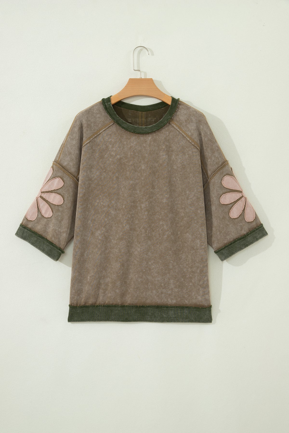 Top oversize de manga 3/4 con estampado floral y costuras sin rematar de Breen Mineral Wash.