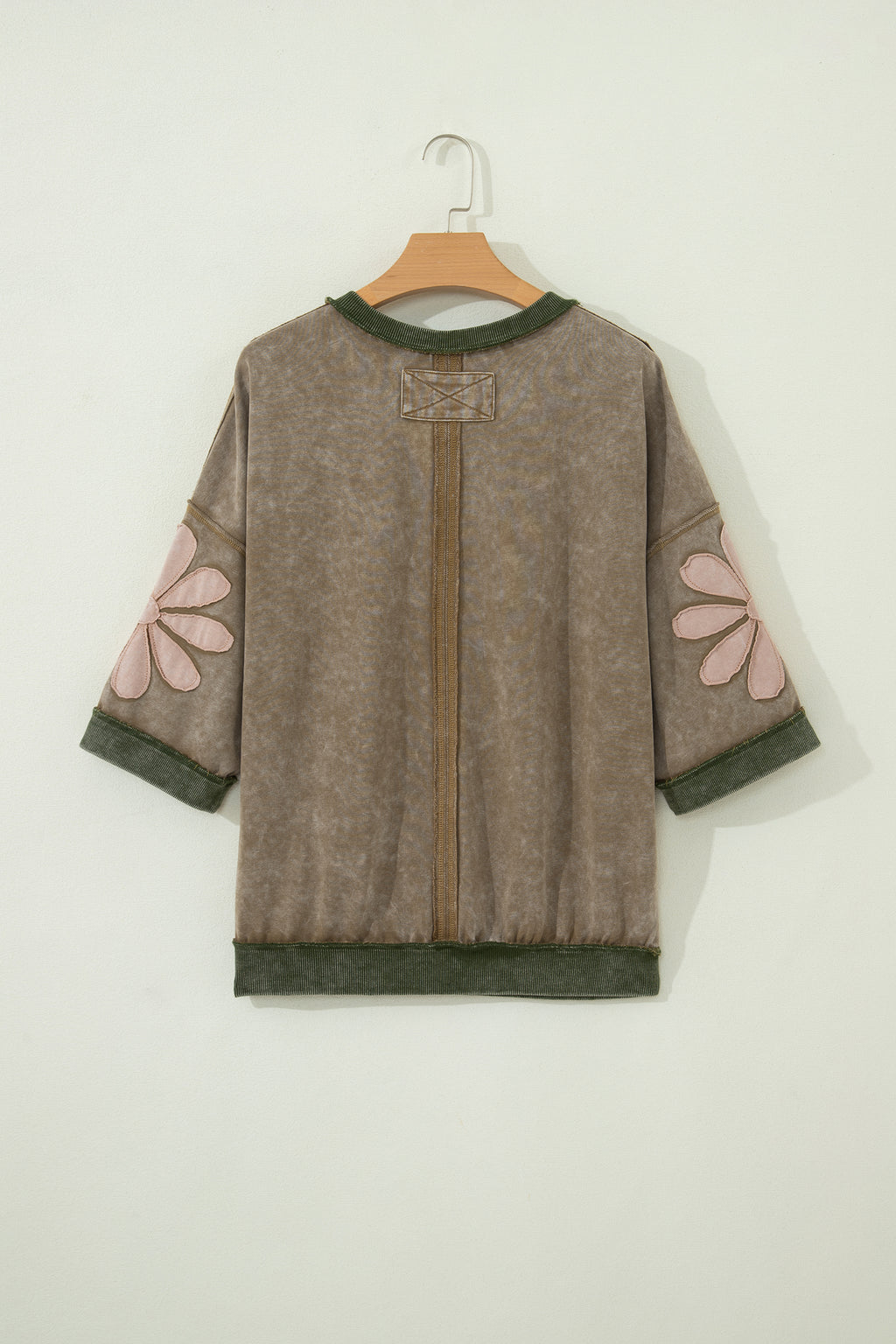 Top oversize de manga 3/4 con estampado floral y costuras sin rematar de Breen Mineral Wash.
