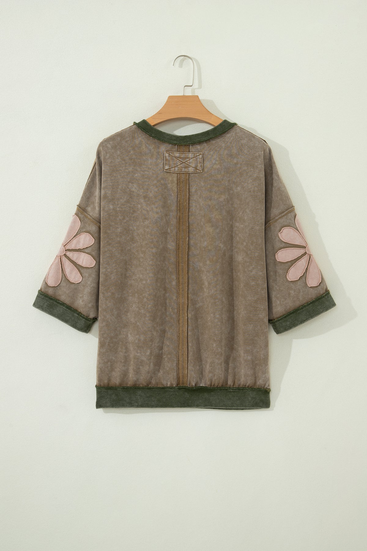 Top oversize de manga 3/4 con estampado floral y costuras sin rematar de Breen Mineral Wash.