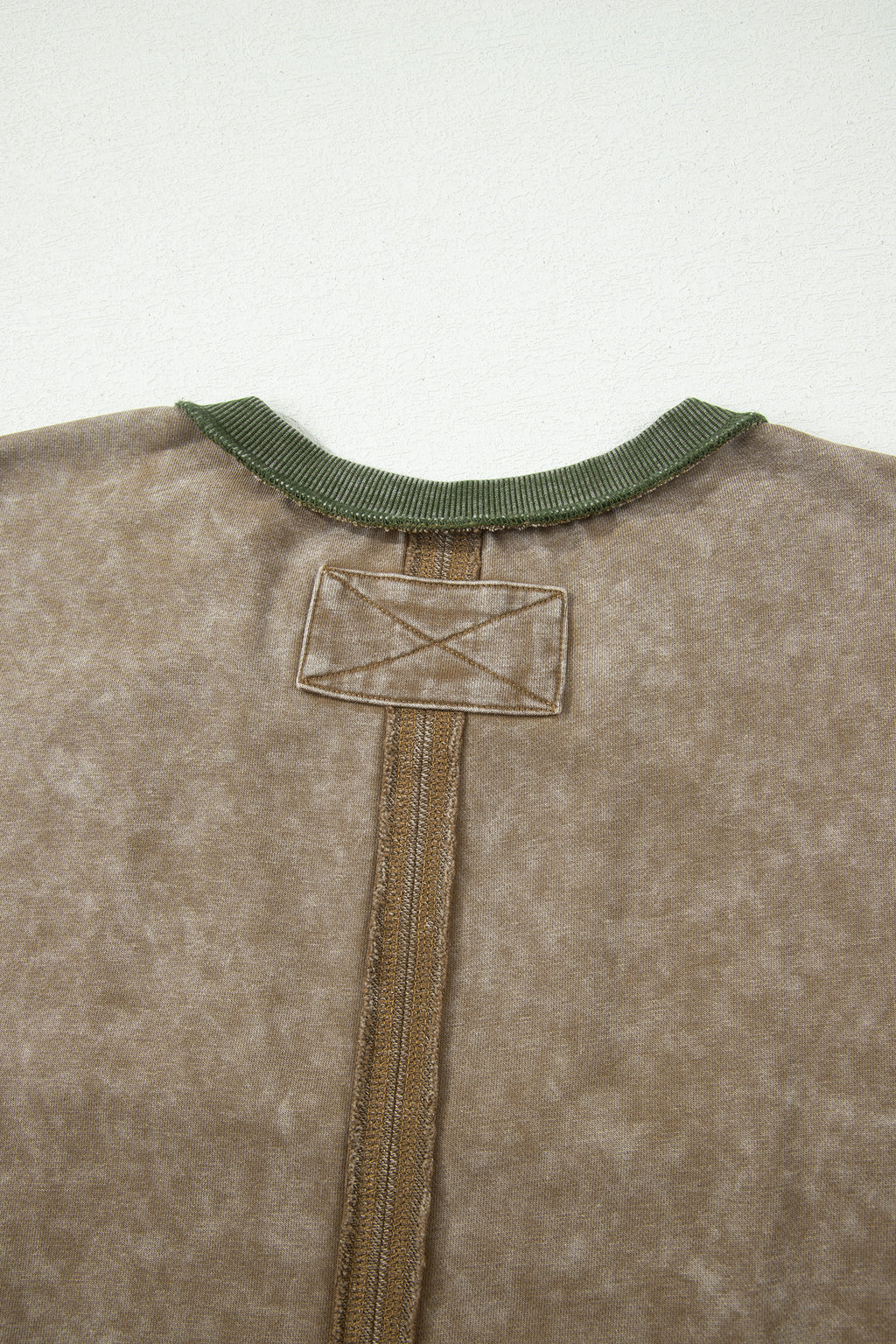 Top oversize de manga 3/4 con estampado floral y costuras sin rematar de Breen Mineral Wash.