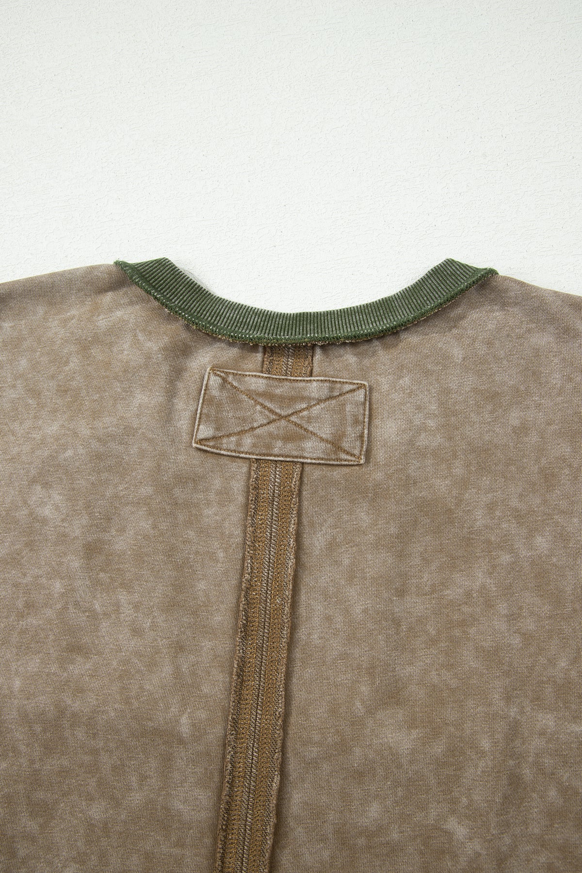 Top oversize de manga 3/4 con estampado floral y costuras sin rematar de Breen Mineral Wash.