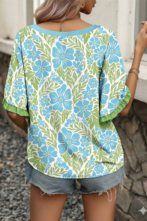 Blusa de manga corta con volantes y ribete de bloques de color, estampado floral azul cielo.