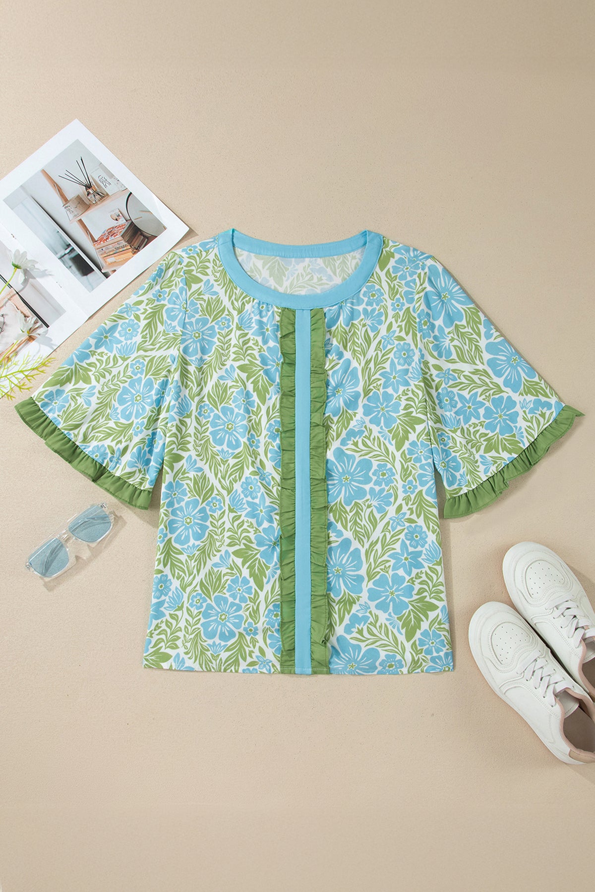 Blusa de manga corta con volantes y ribete de bloques de color, estampado floral azul cielo.