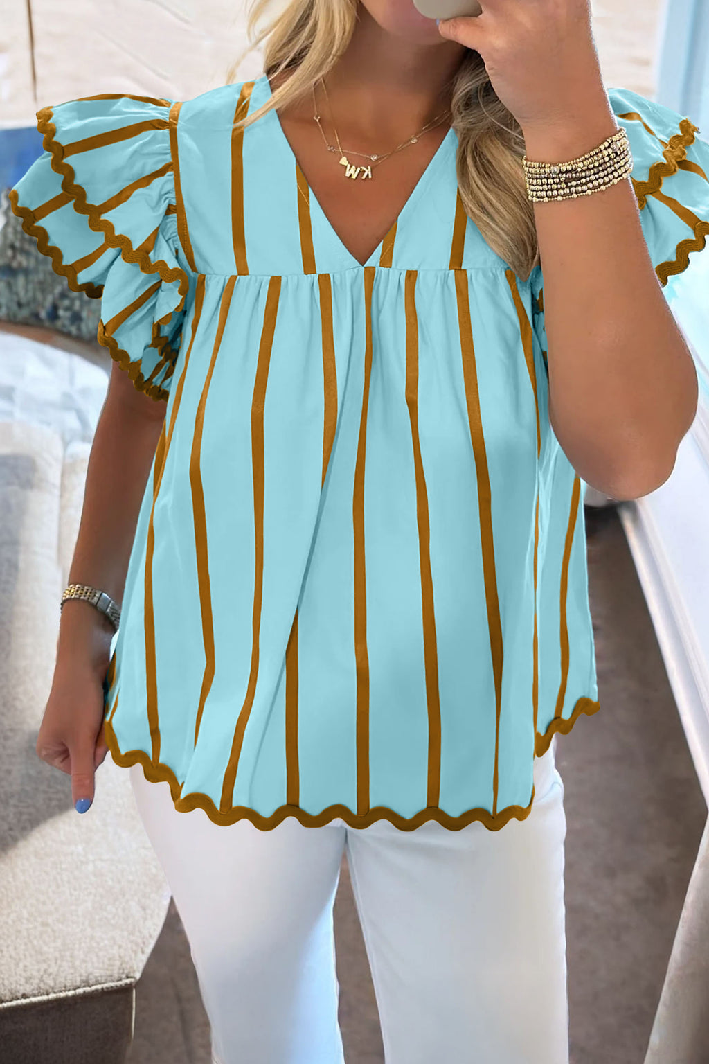 Blusa de manga corta con cuello en V, doble volante y ribete de ricrac a rayas azul cielo