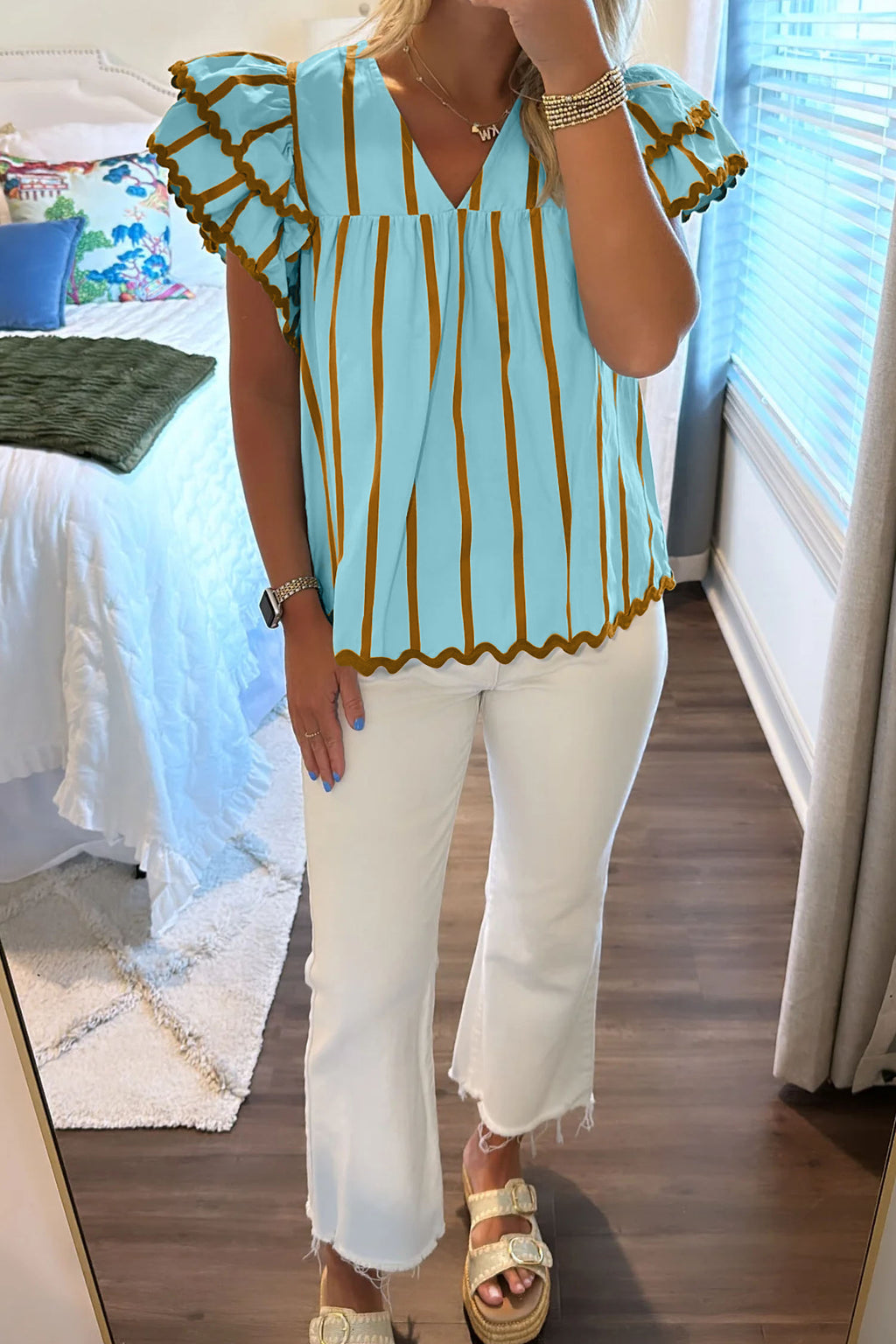 Blusa de manga corta con cuello en V, doble volante y ribete de ricrac a rayas azul cielo