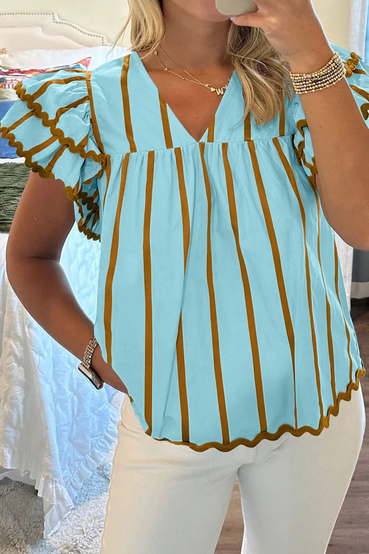Blusa de manga corta con cuello en V, doble volante y ribete de ricrac a rayas azul cielo