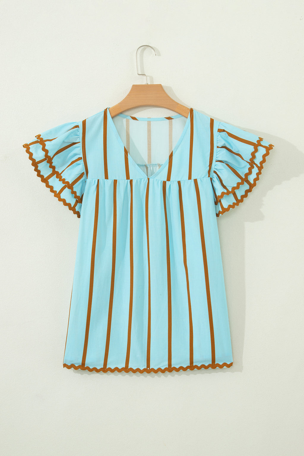 Blusa de manga corta con cuello en V, doble volante y ribete de ricrac a rayas azul cielo
