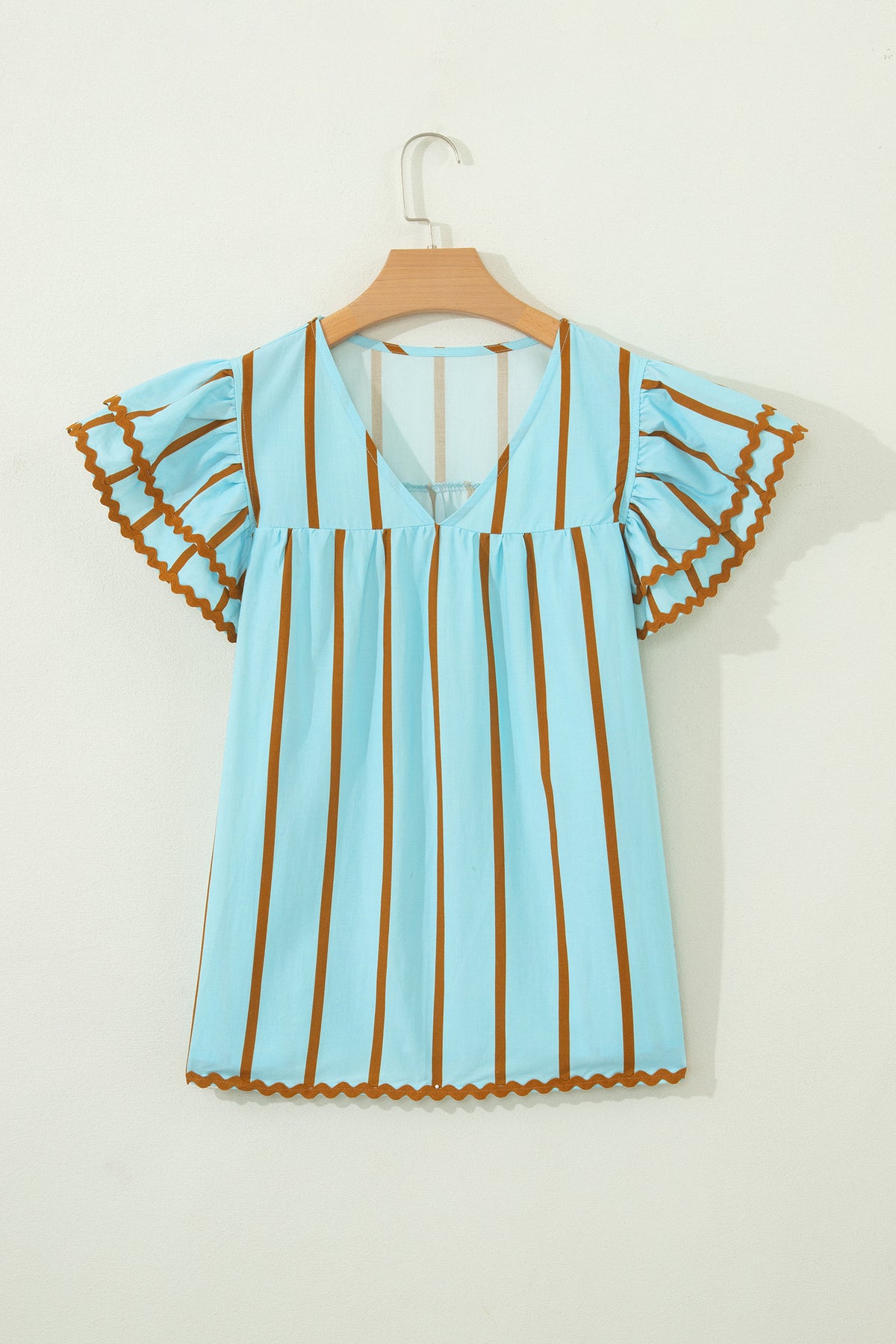 Blusa de manga corta con cuello en V, doble volante y ribete de ricrac a rayas azul cielo