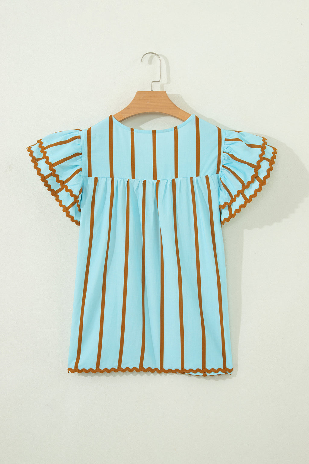 Blusa de manga corta con cuello en V, doble volante y ribete de ricrac a rayas azul cielo