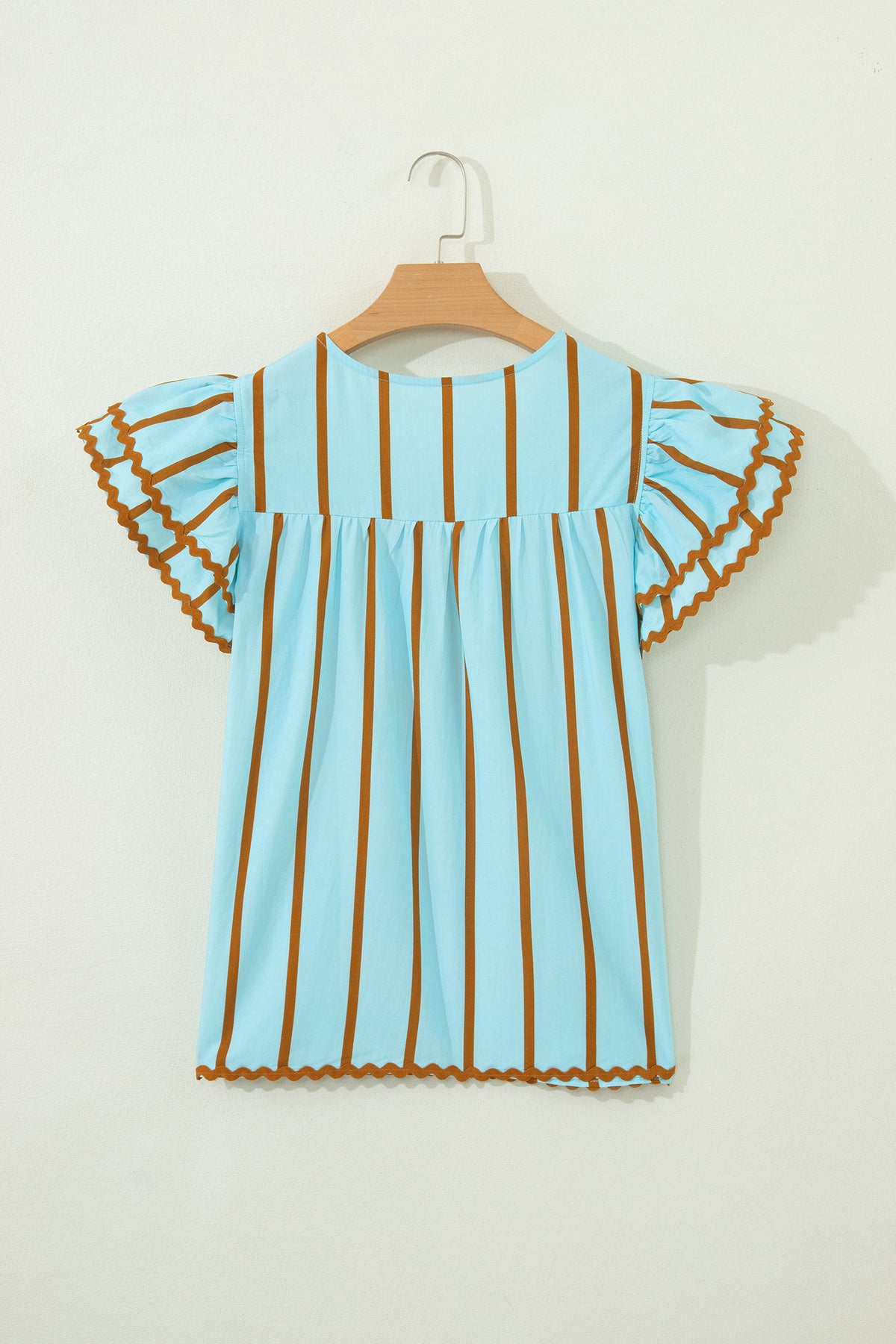 Blusa de manga corta con cuello en V, doble volante y ribete de ricrac a rayas azul cielo