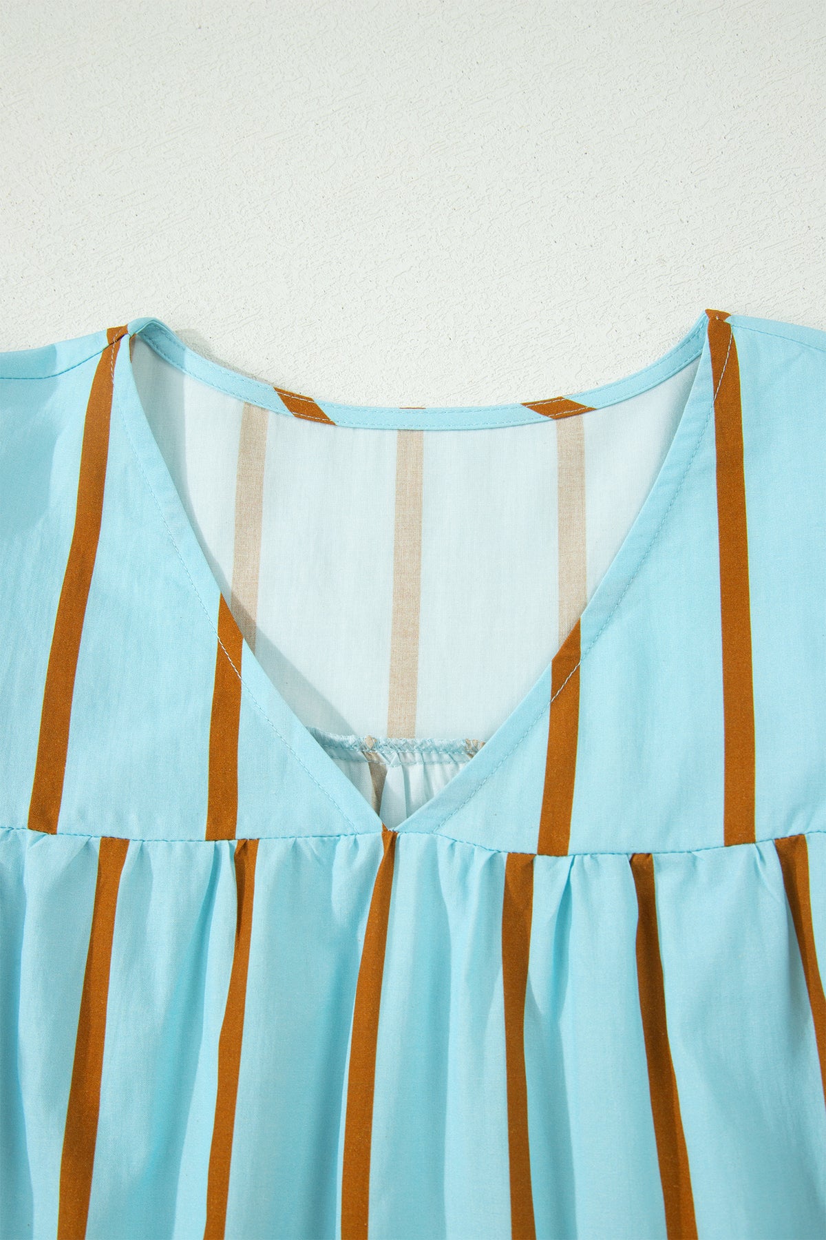 Blusa de manga corta con cuello en V, doble volante y ribete de ricrac a rayas azul cielo
