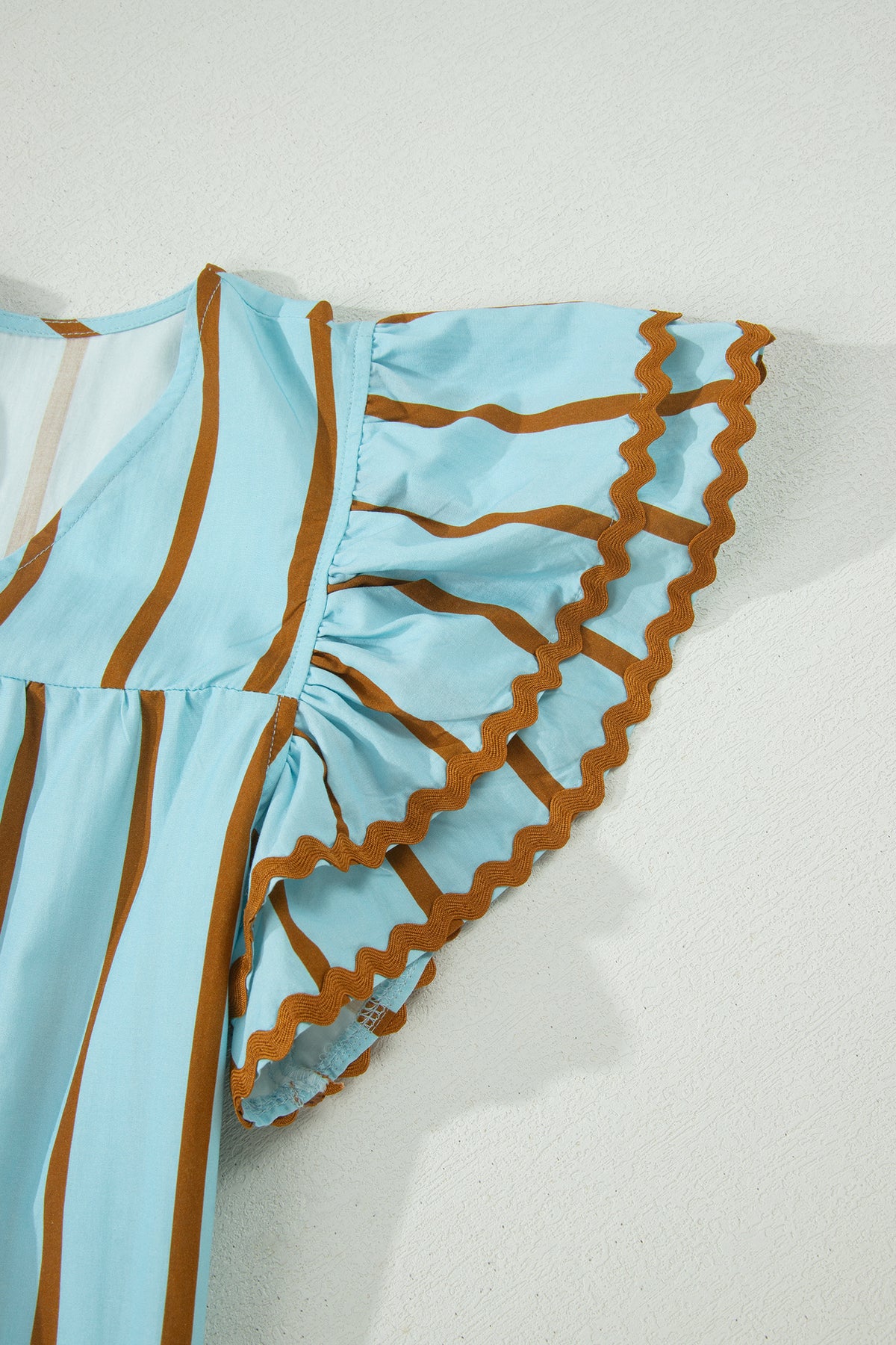 Blusa de manga corta con cuello en V, doble volante y ribete de ricrac a rayas azul cielo