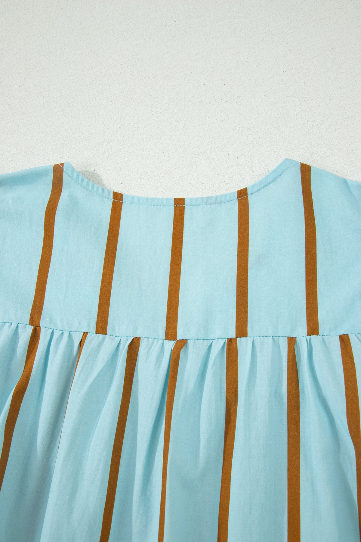 Blusa de manga corta con cuello en V, doble volante y ribete de ricrac a rayas azul cielo