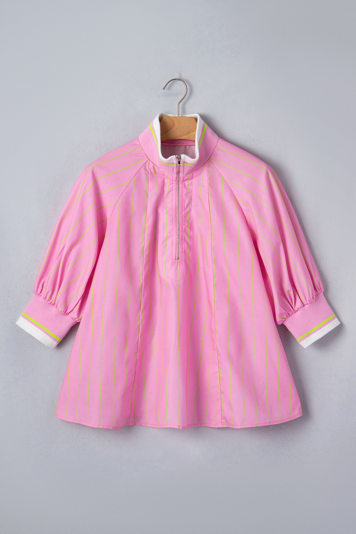 Blusa informal de corte recto con cuello en V, mangas cortas, cremallera y puños acanalados, de rayas rosas.
