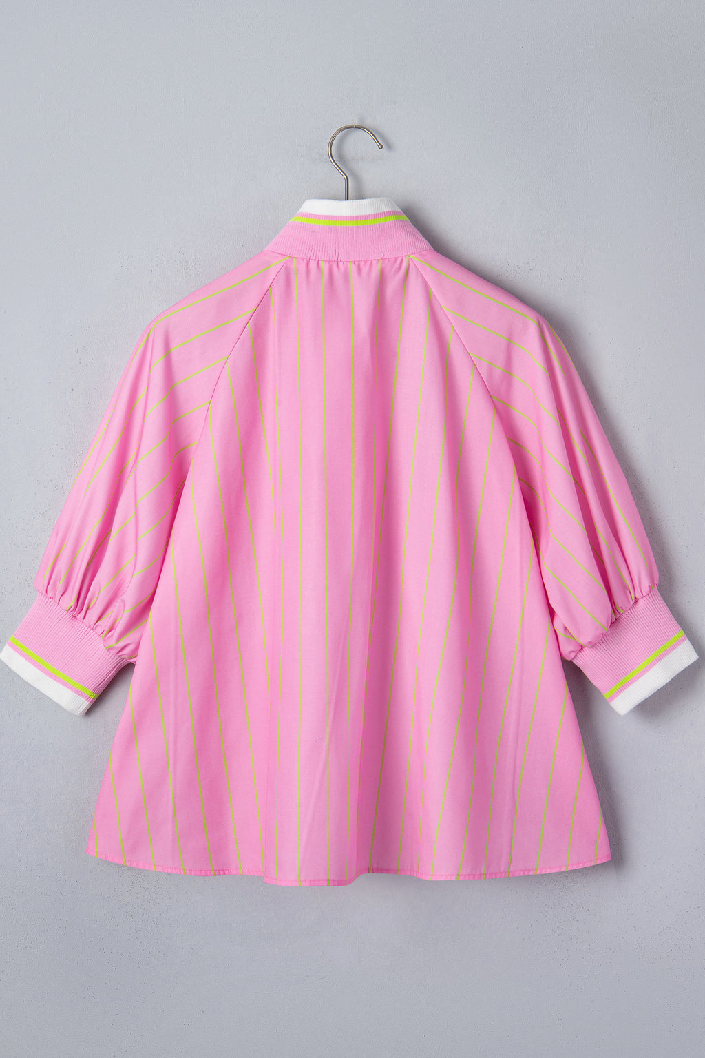Blusa informal de corte recto con cuello en V, mangas cortas, cremallera y puños acanalados, de rayas rosas.
