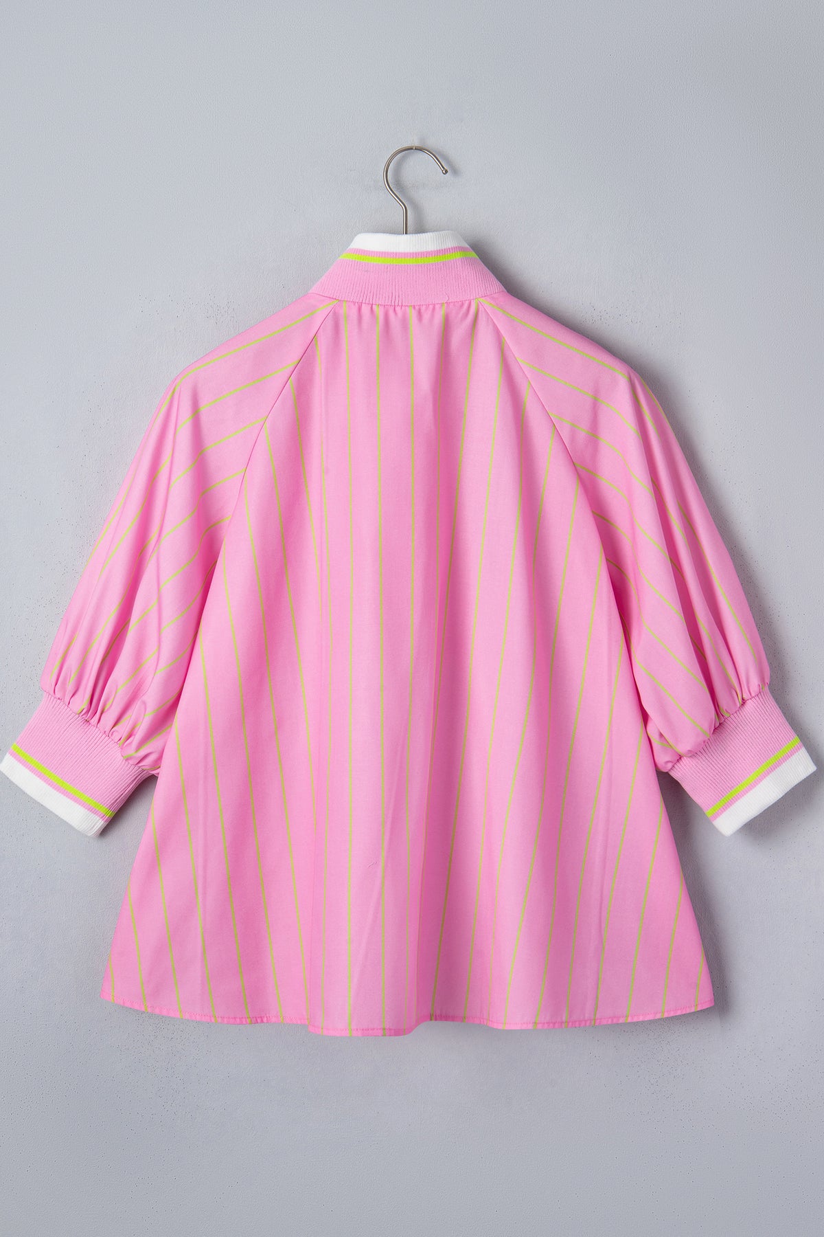 Blusa informal de corte recto con cuello en V, mangas cortas, cremallera y puños acanalados, de rayas rosas.