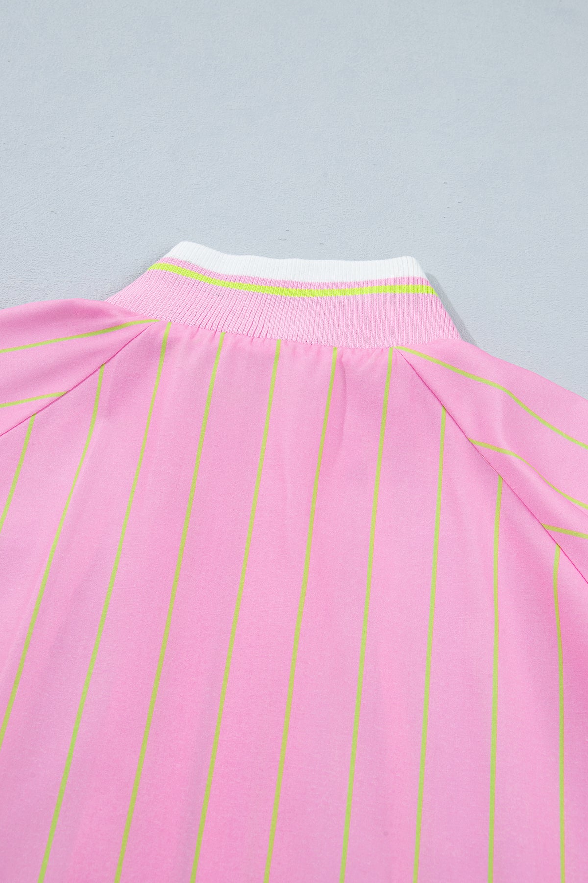 Blusa informal de corte recto con cuello en V, mangas cortas, cremallera y puños acanalados, de rayas rosas.