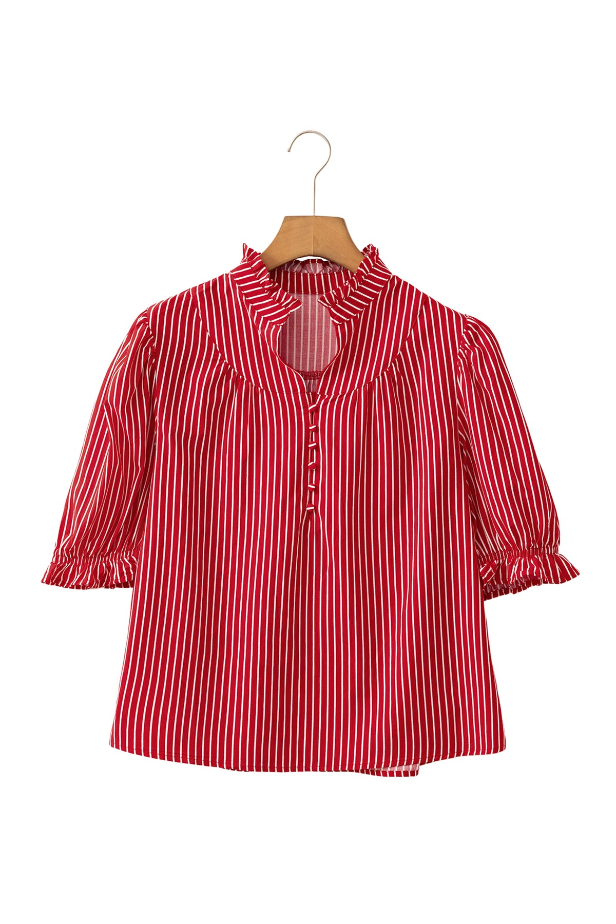 Blusa de manga corta abullonada con volantes y rayas azules, con botones en la parte delantera.