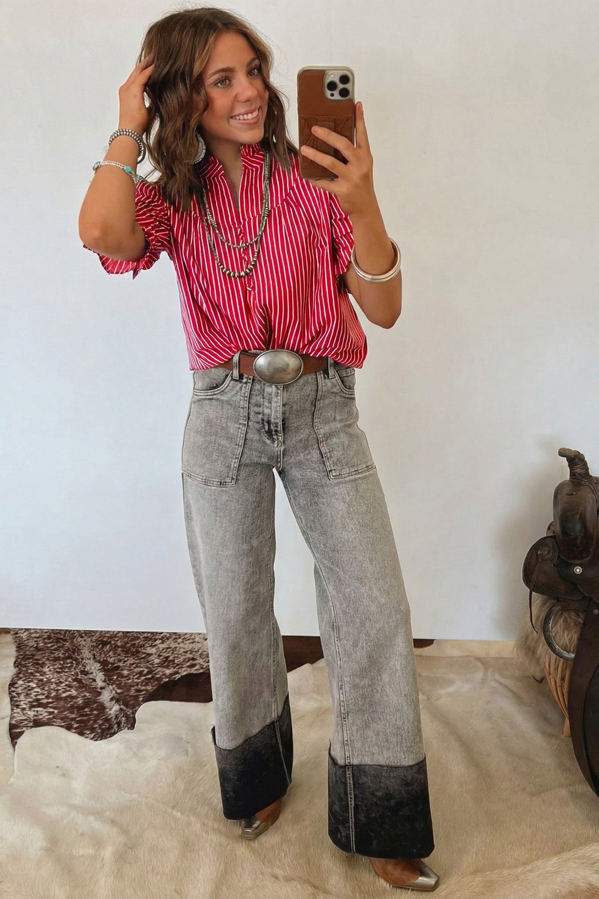 Blusa de manga corta abullonada con volantes y rayas azules, con botones en la parte delantera.