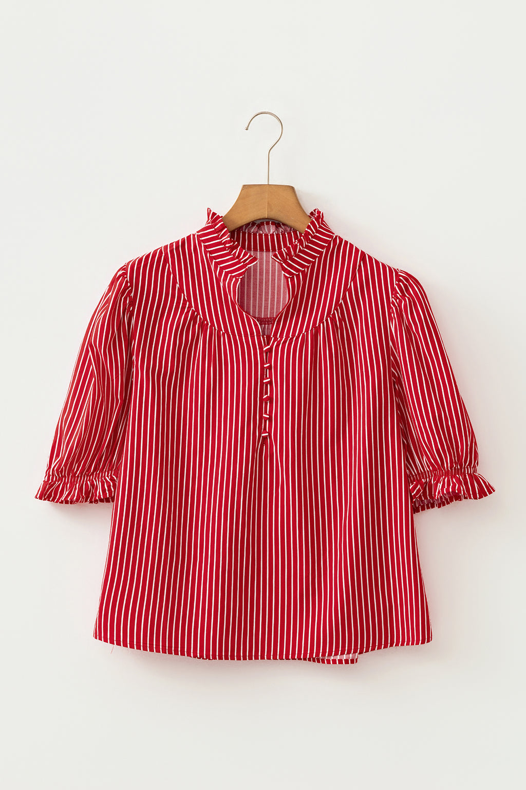 Blusa de manga corta abullonada con volantes y rayas azules, con botones en la parte delantera.
