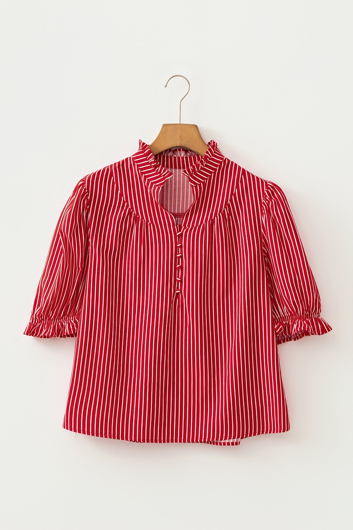Blusa de manga corta abullonada con volantes y rayas azules, con botones en la parte delantera.