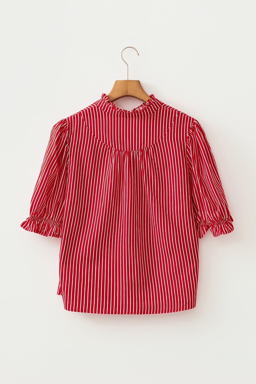 Blusa de manga corta abullonada con volantes y rayas azules, con botones en la parte delantera.