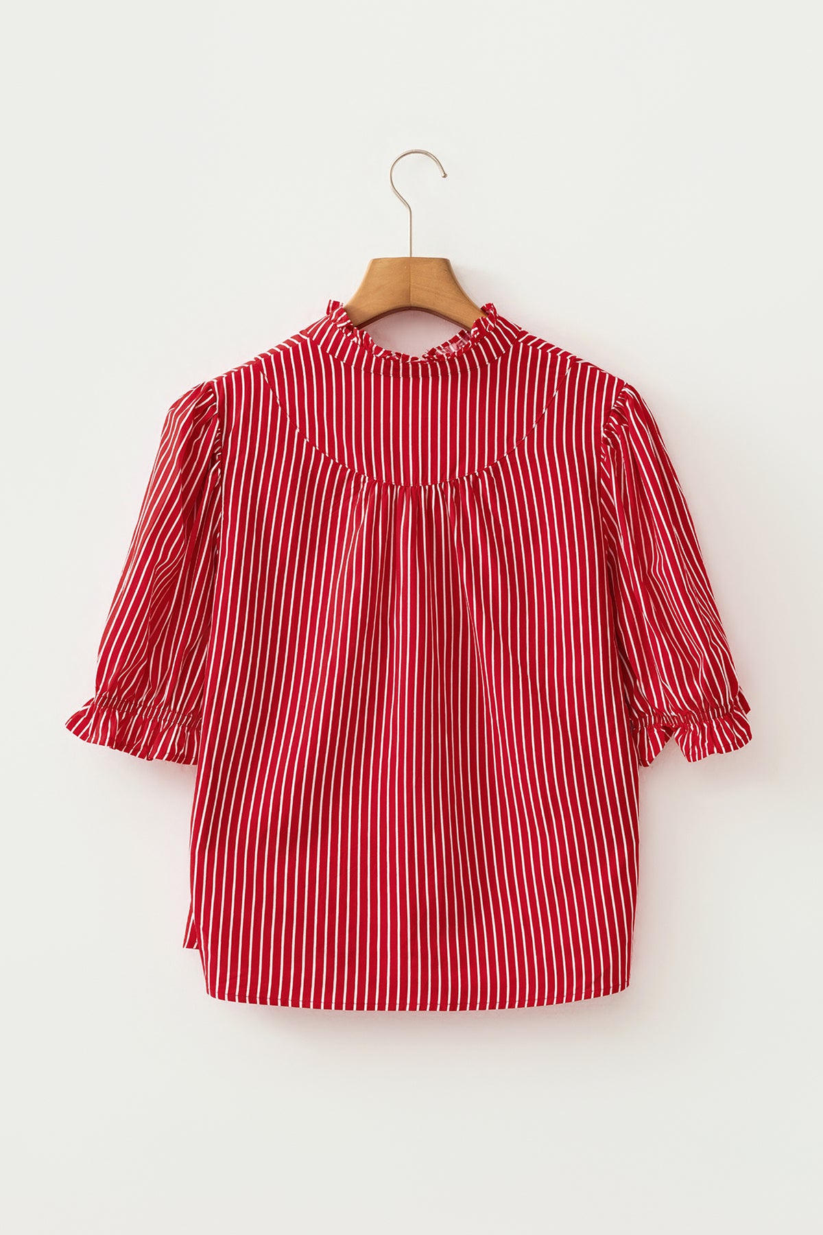 Blusa de manga corta abullonada con volantes y rayas azules, con botones en la parte delantera.
