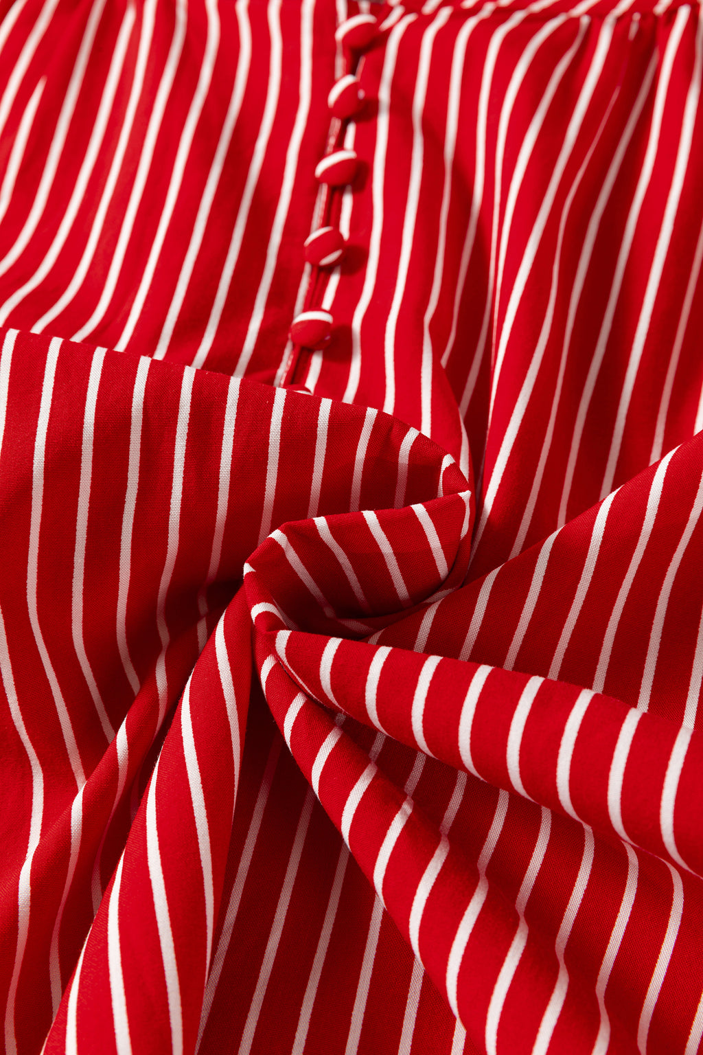 Blusa de manga corta abullonada con volantes y rayas azules, con botones en la parte delantera.