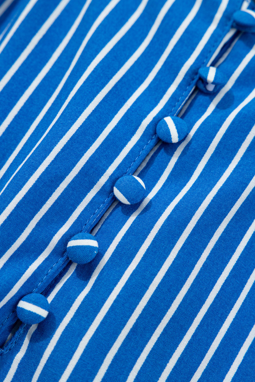 Blusa de manga corta abullonada con volantes y rayas azules, con botones en la parte delantera.