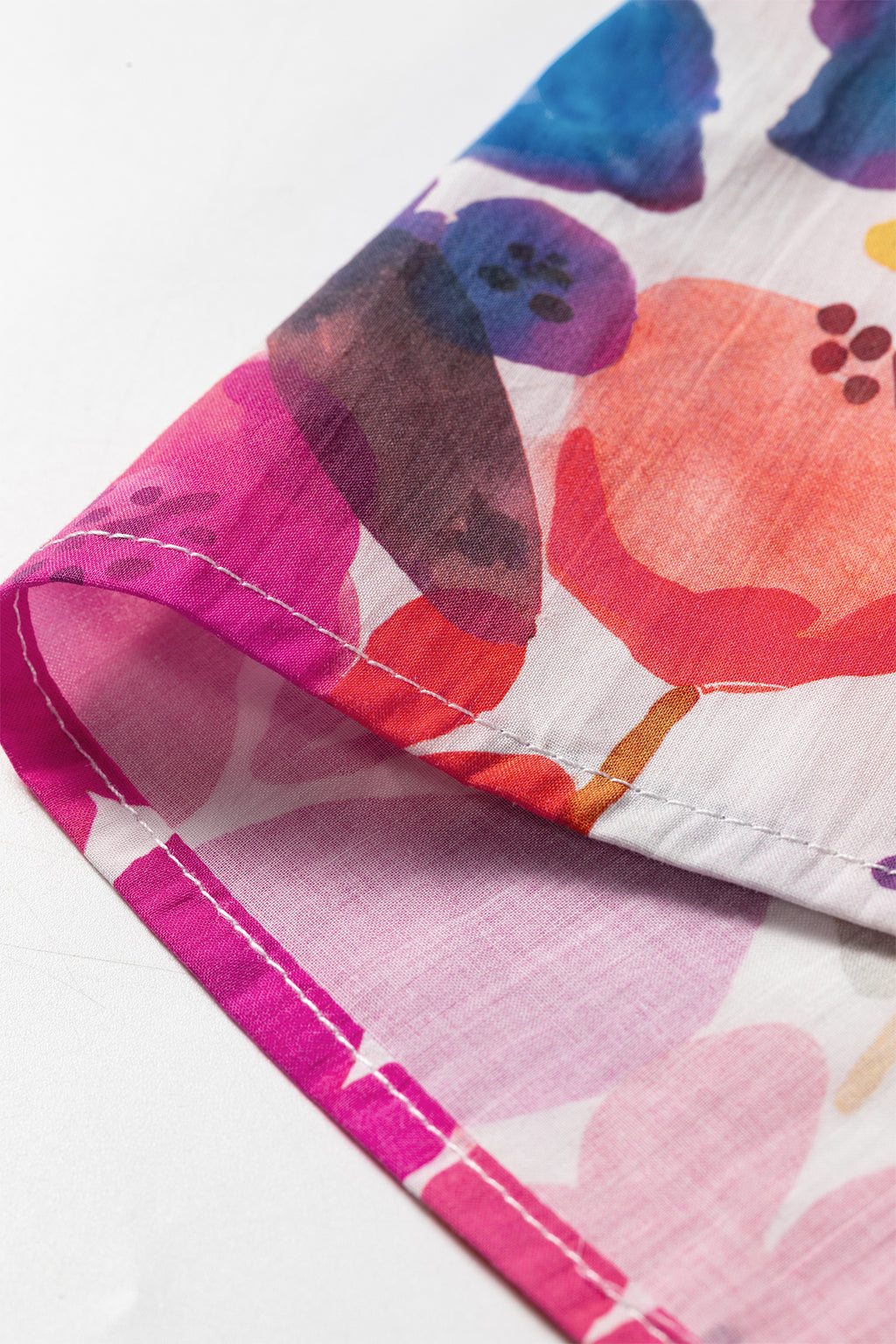 Blusa de algodón con cuello en V y mangas cortas abullonadas con estampado floral de rosas.