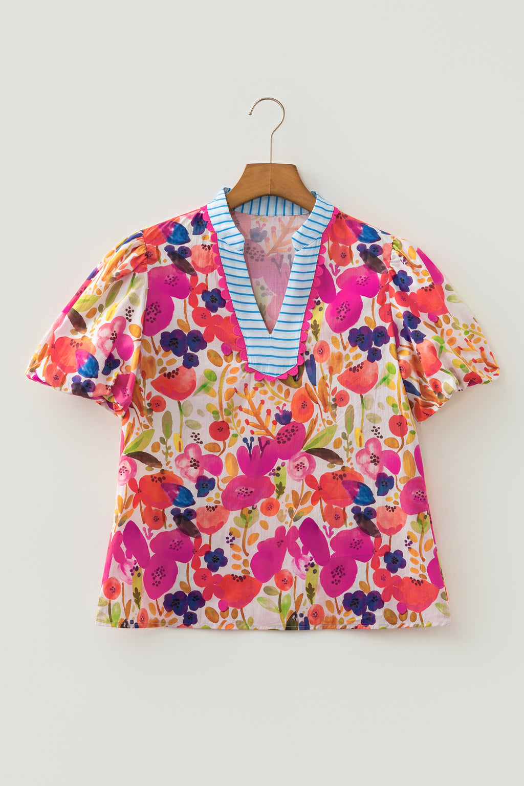 Blusa de algodón con cuello en V y mangas cortas abullonadas con estampado floral de rosas.