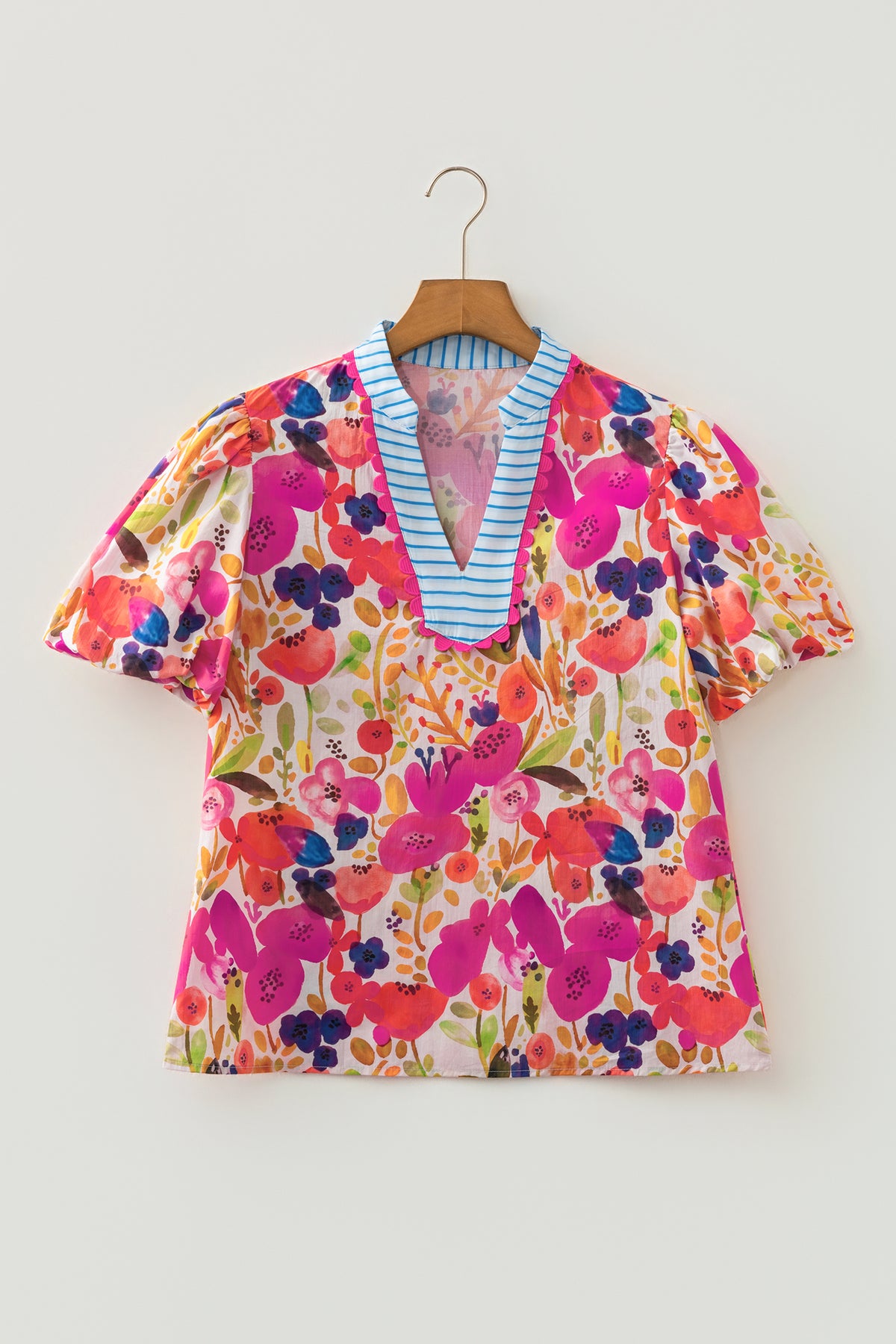 Blusa de algodón con cuello en V y mangas cortas abullonadas con estampado floral de rosas.