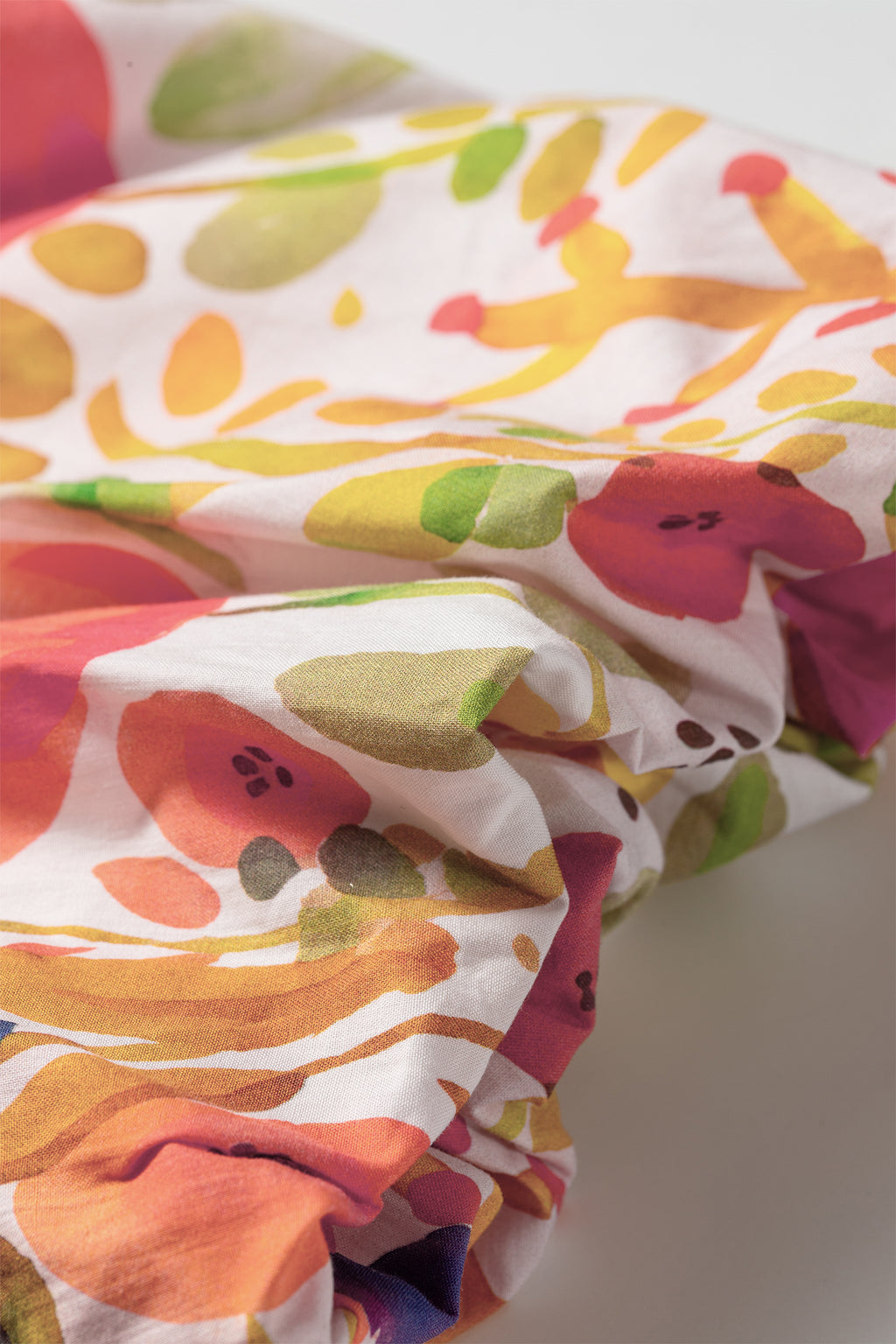 Blusa de algodón con cuello en V y mangas cortas abullonadas con estampado floral de rosas.
