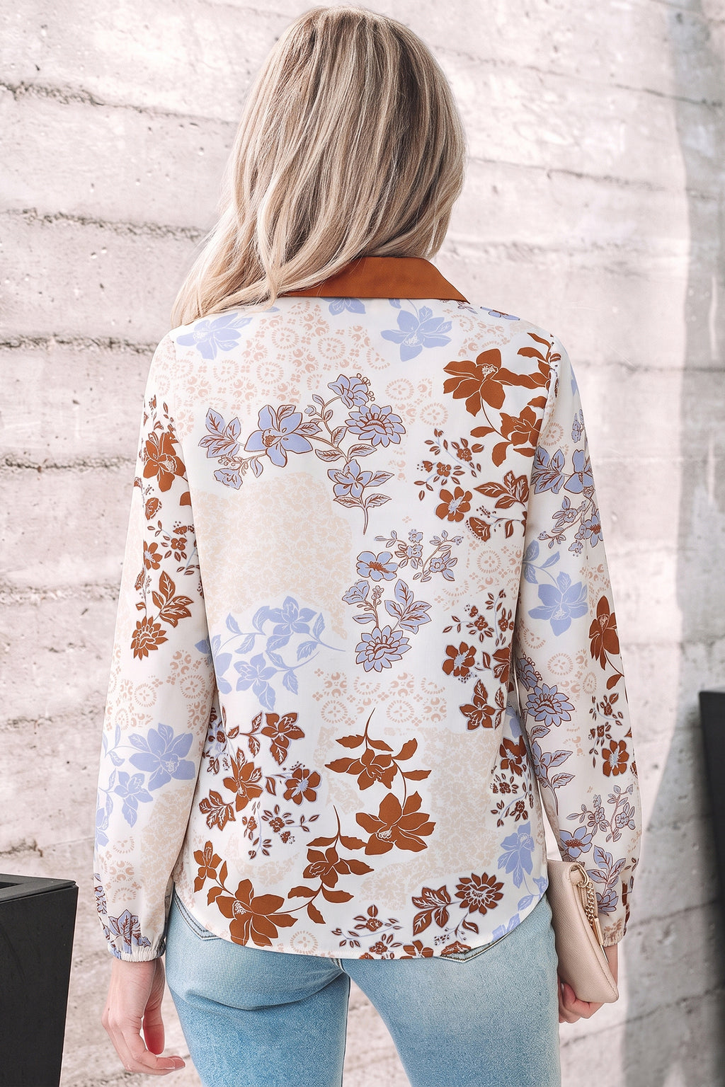 Blusa blanca de manga larga con cuello en V y bloques de color con estampado floral.