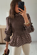 Blusa marrón de cuello alto con volantes y bajo fruncido con volantes y lunares.