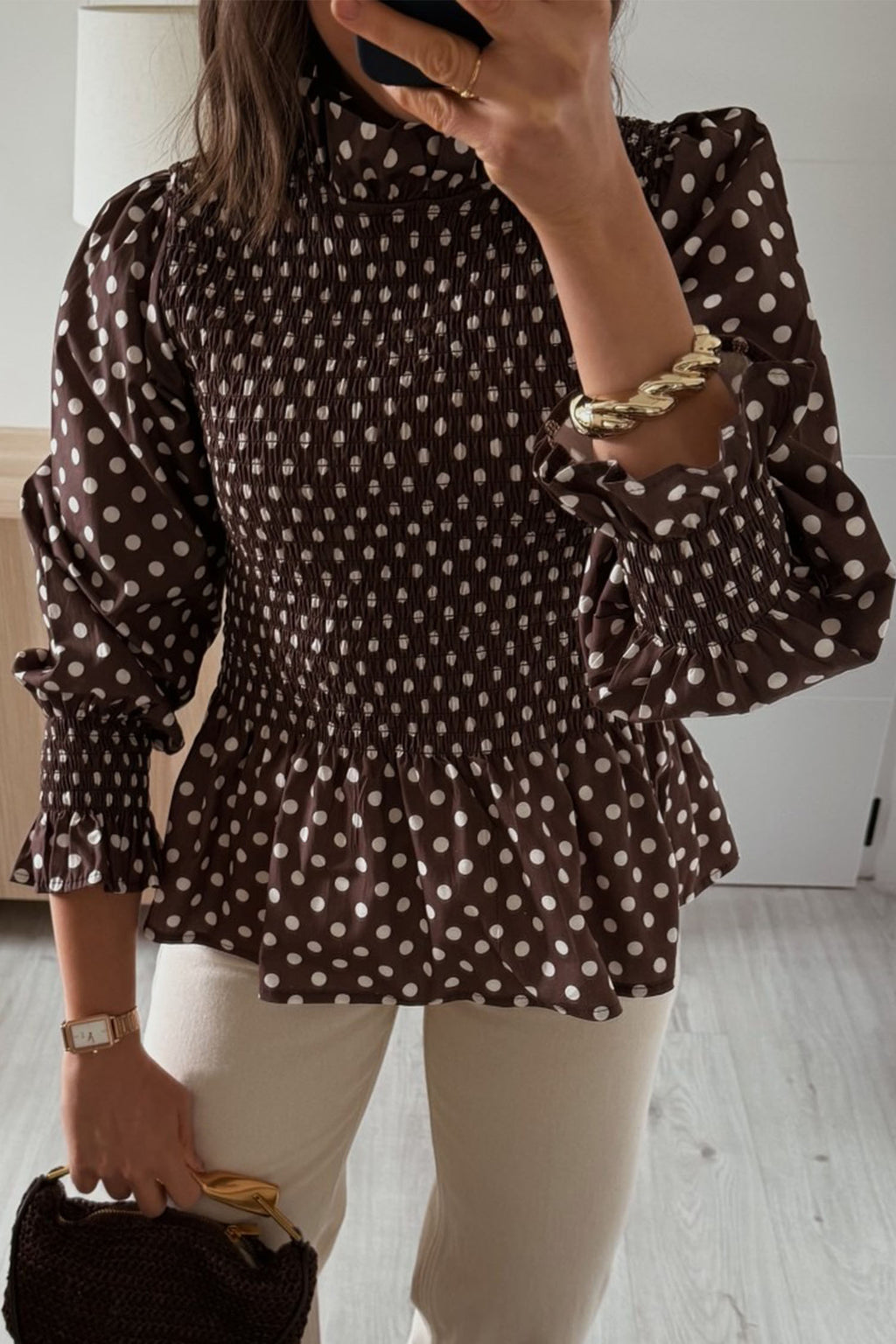 Blusa marrón de cuello alto con volantes y bajo fruncido con volantes y lunares.