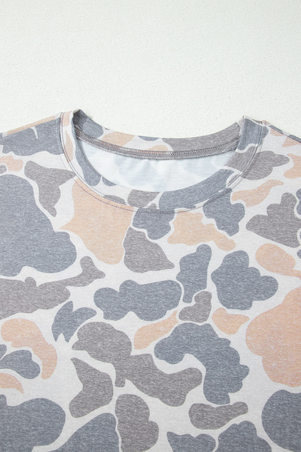 Camiseta casual de mujer con estampado de camuflaje retro multicolor