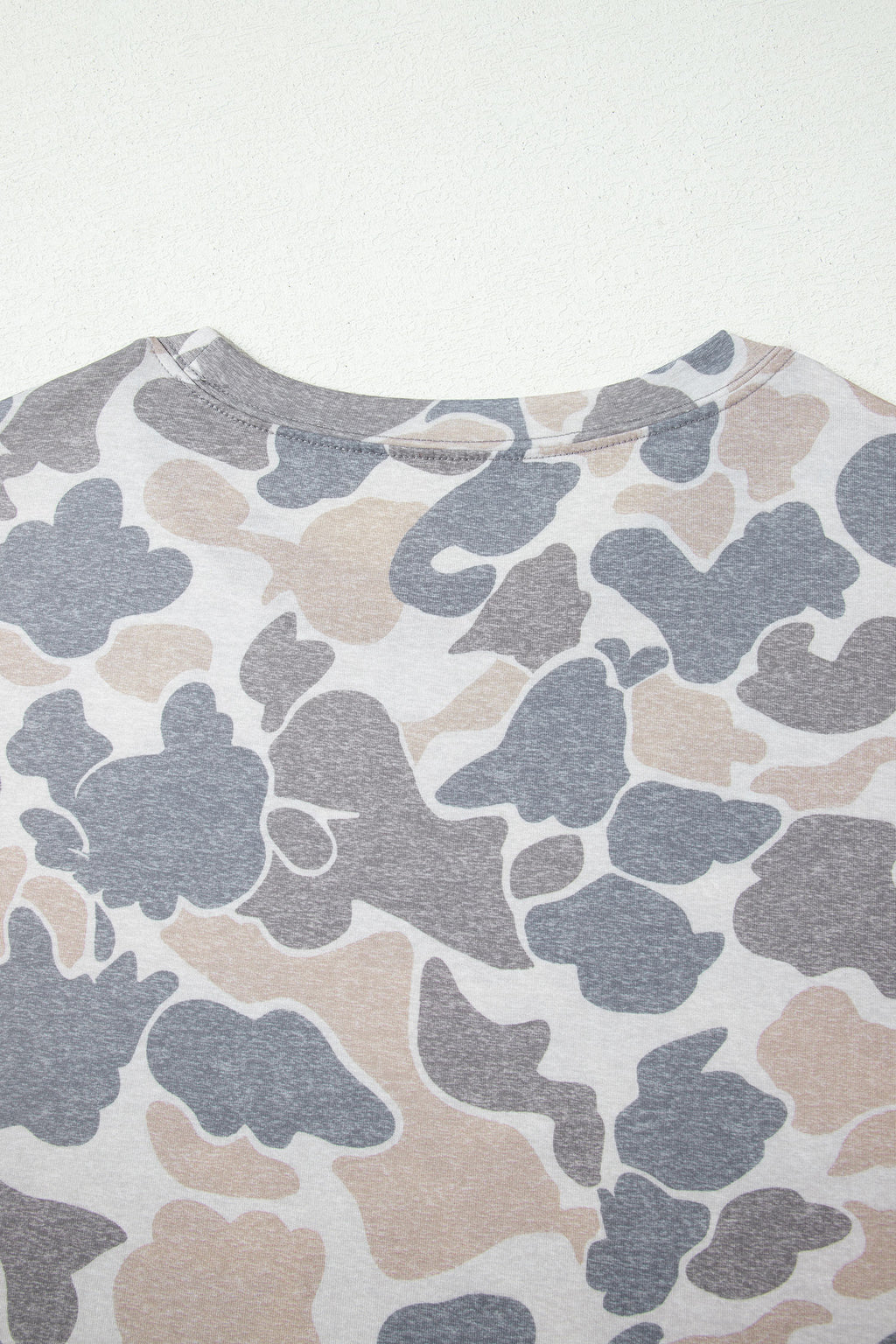 Camiseta casual de mujer con estampado de camuflaje retro multicolor