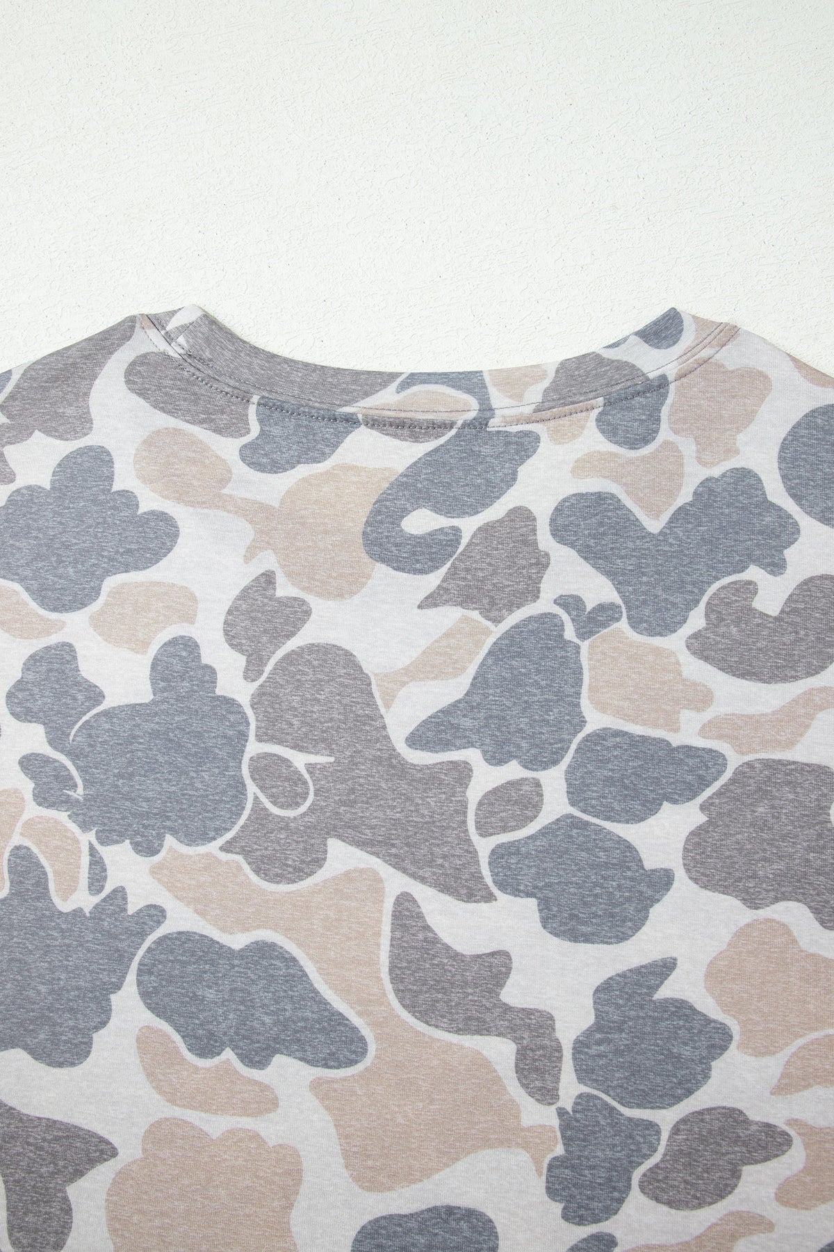 Camiseta casual de mujer con estampado de camuflaje retro multicolor