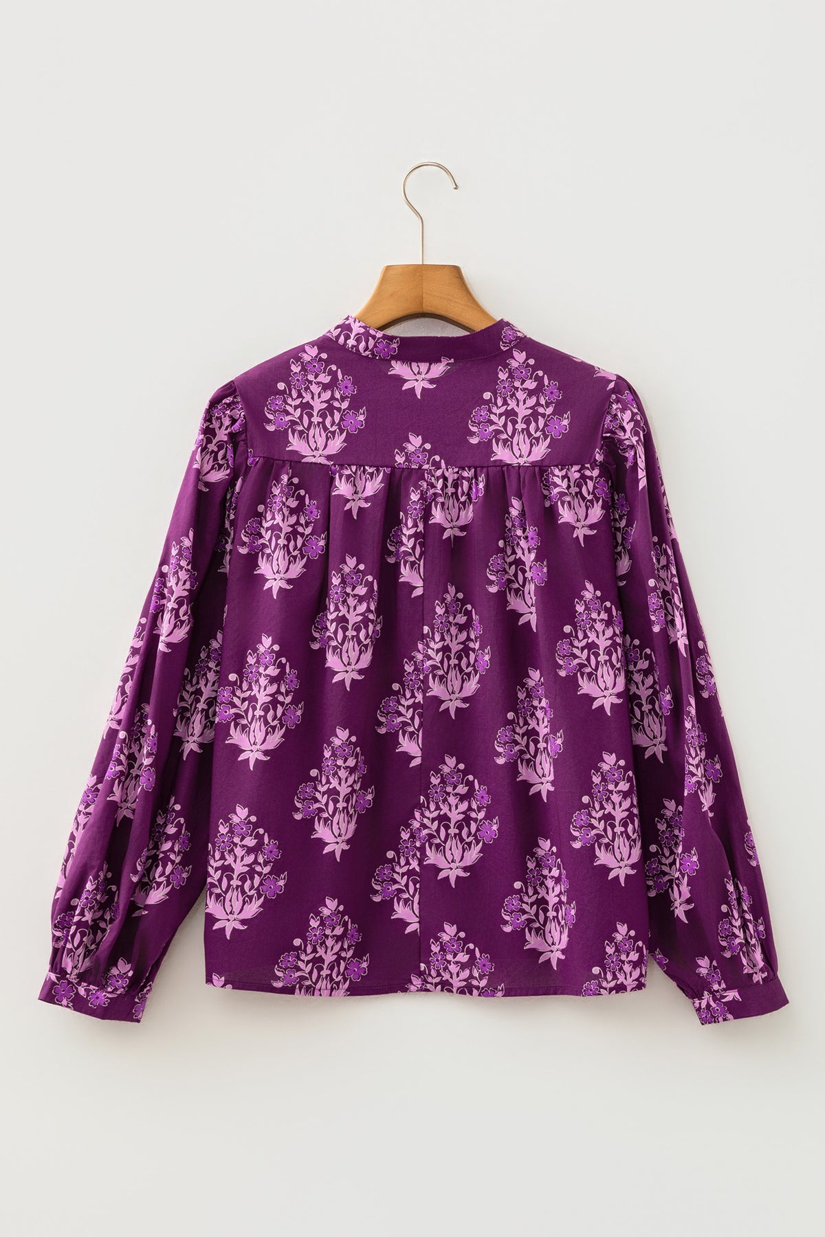 Camisa larga de manga abullonada con botones delanteros y estampado floral morado