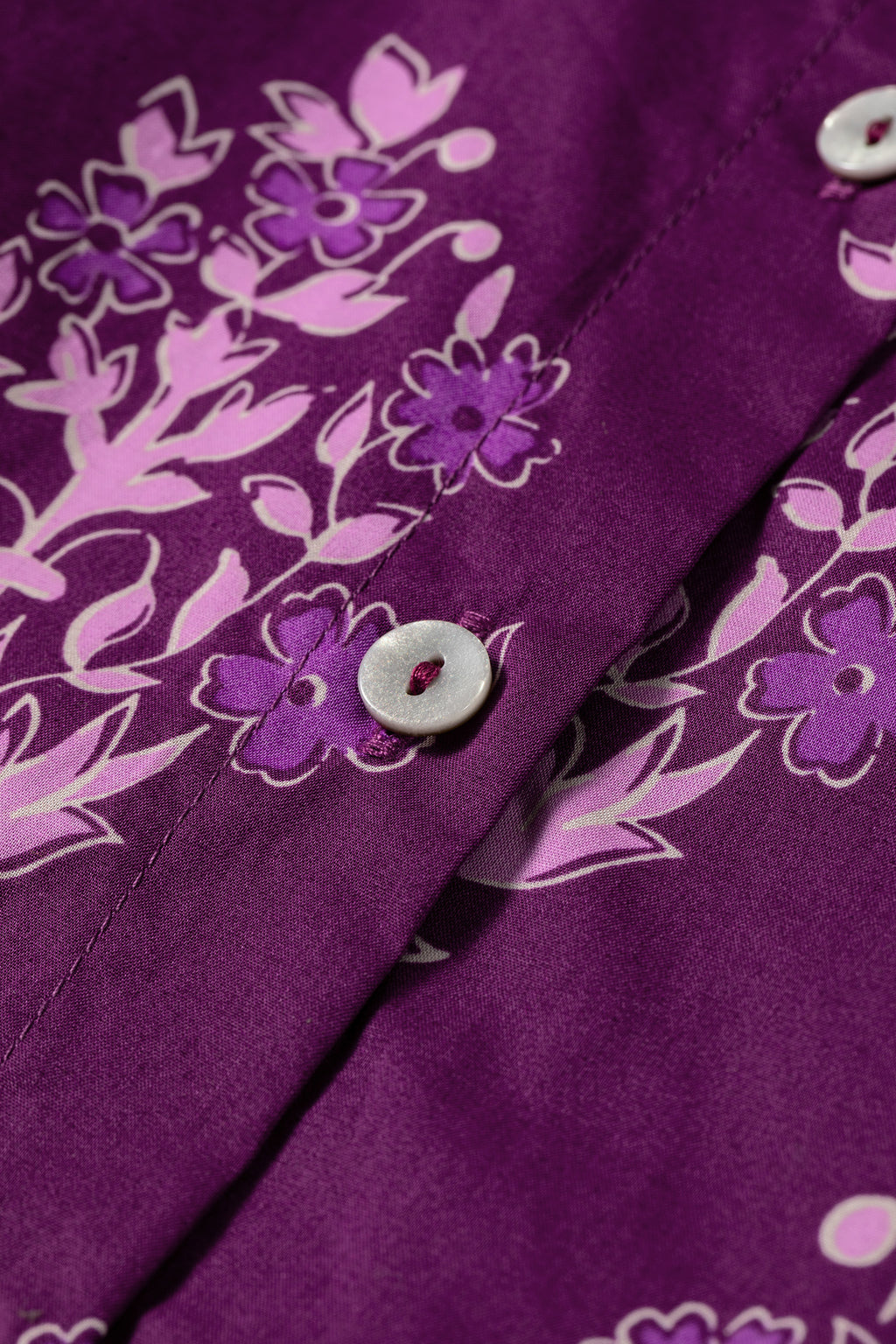 Camisa larga de manga abullonada con botones delanteros y estampado floral morado