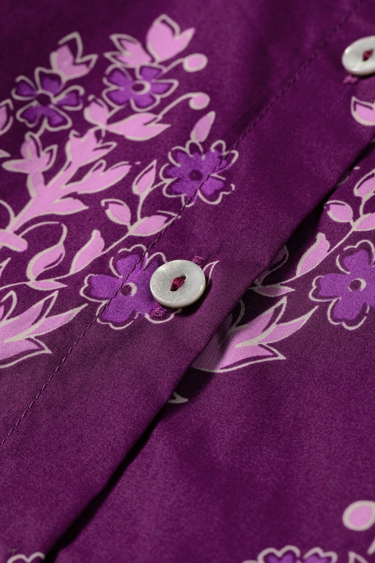 Camisa larga de manga abullonada con botones delanteros y estampado floral morado