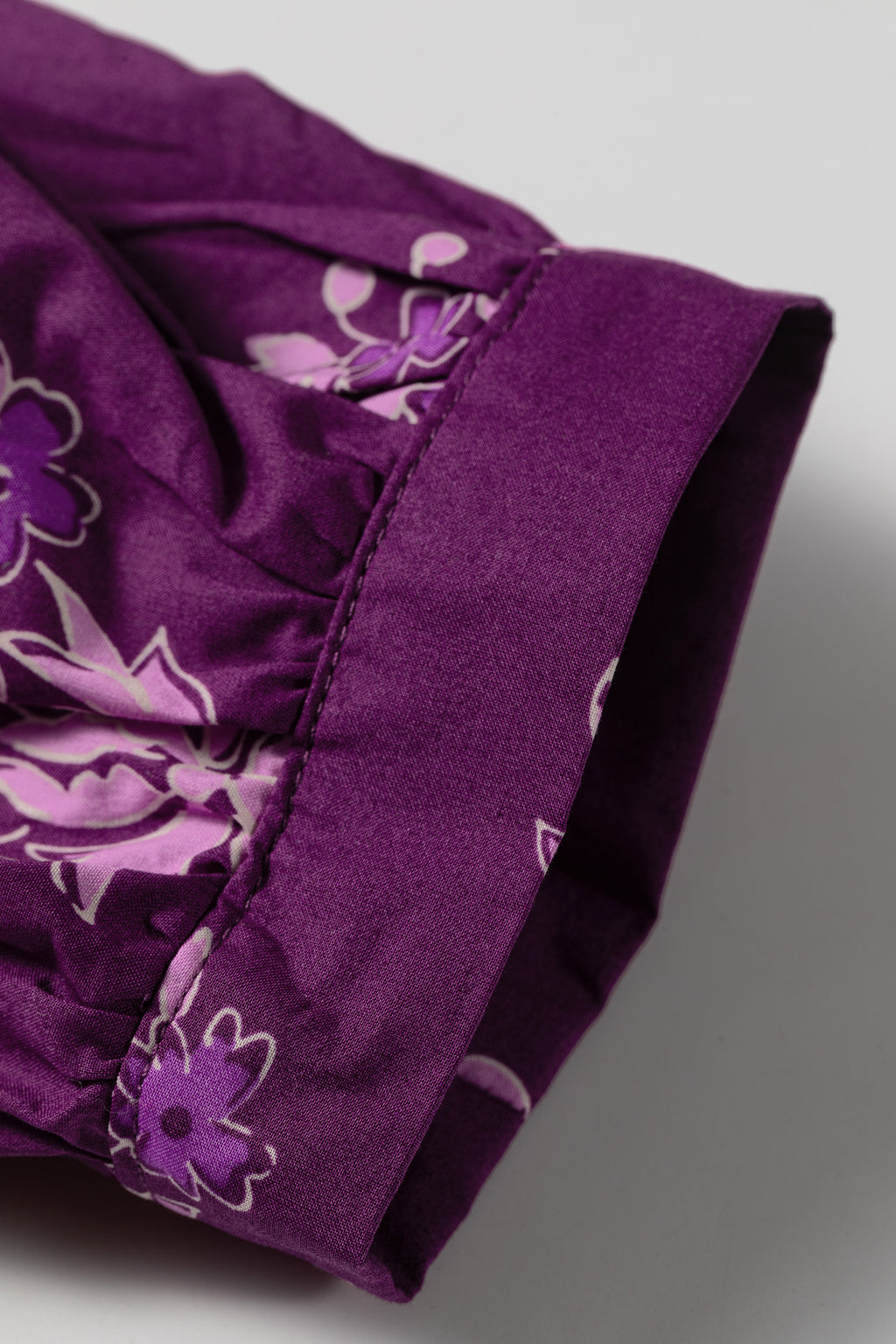 Camisa larga de manga abullonada con botones delanteros y estampado floral morado