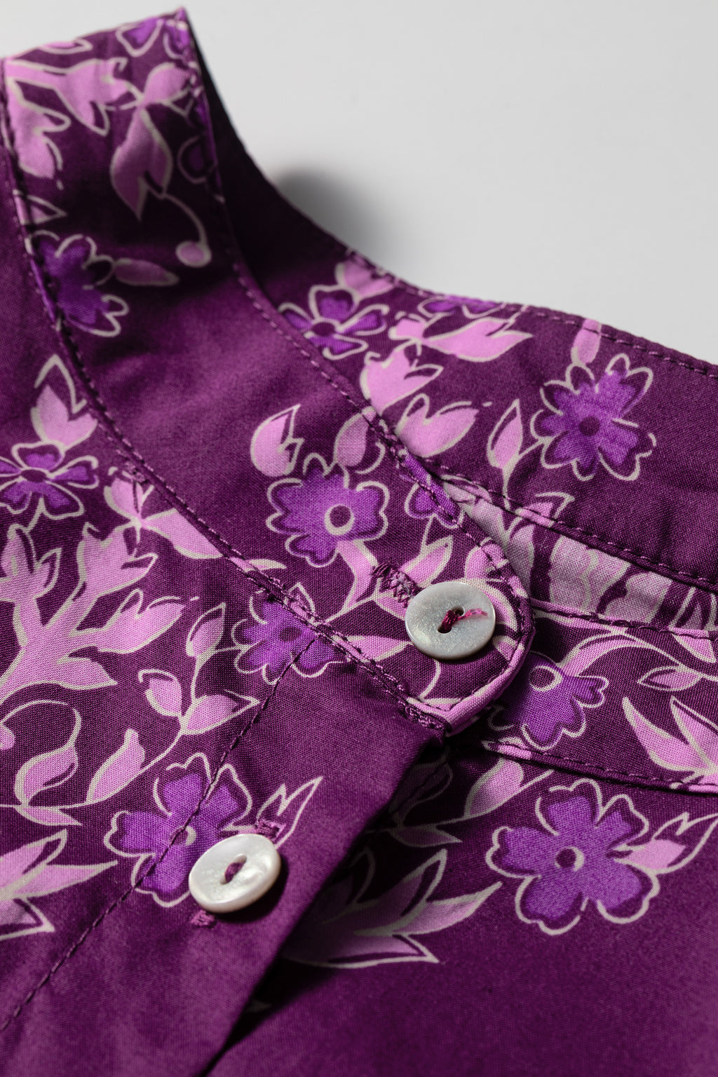 Camisa larga de manga abullonada con botones delanteros y estampado floral morado